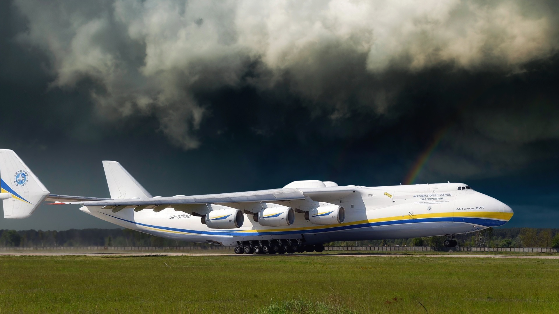 Antonov-An-225-plane-at-airport_1920x1080.jpg